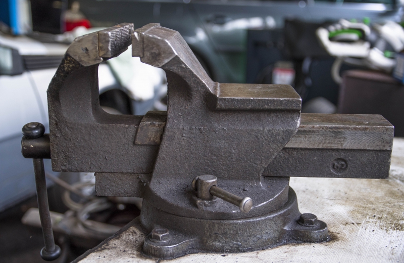 ferronnier-LA ROQUE ESCLAPON-min_vise-5314060